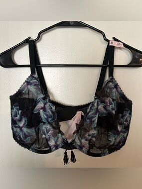 NWT | VS Floral Embroidered Black Underwire Bra - 38DD